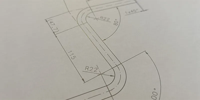 Technical drawing of a straight tube section between two bends